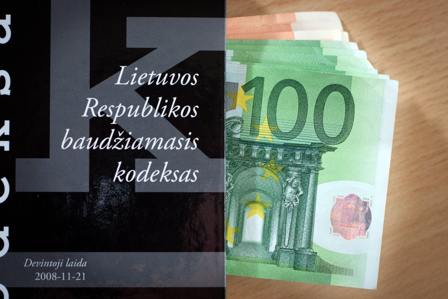 Trims asmenims už Valstybinės energetikos inspekcijos Klaipėdos skyriaus darbuotojo papirkimą...