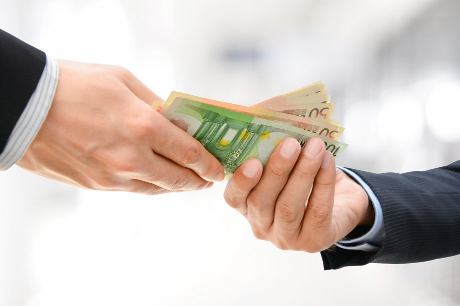 Advokatui pareikšti įtarimai dėl 10 000 Eur kyšio priėmimo