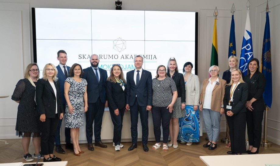Pedagogams įteikti „Skaidrumo akademijos“ programos mokytojams baigimo sertifikatai